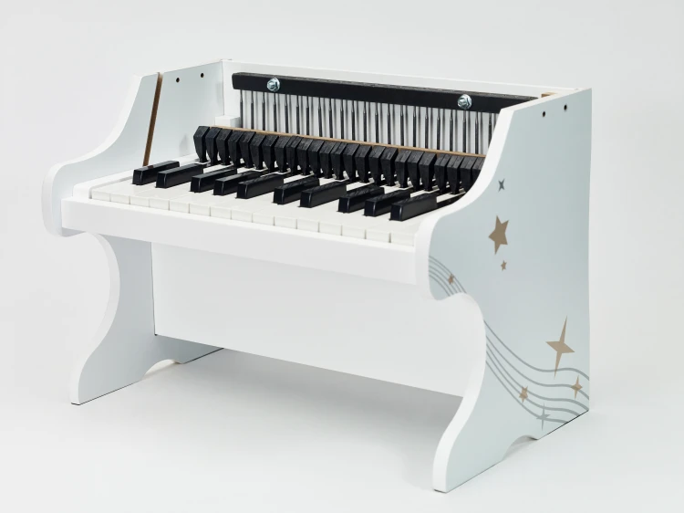 Perspektywa 45° na drewniane pianino CLASSIC WORLD, pokazująca proporcje i wysokość instrumentu
