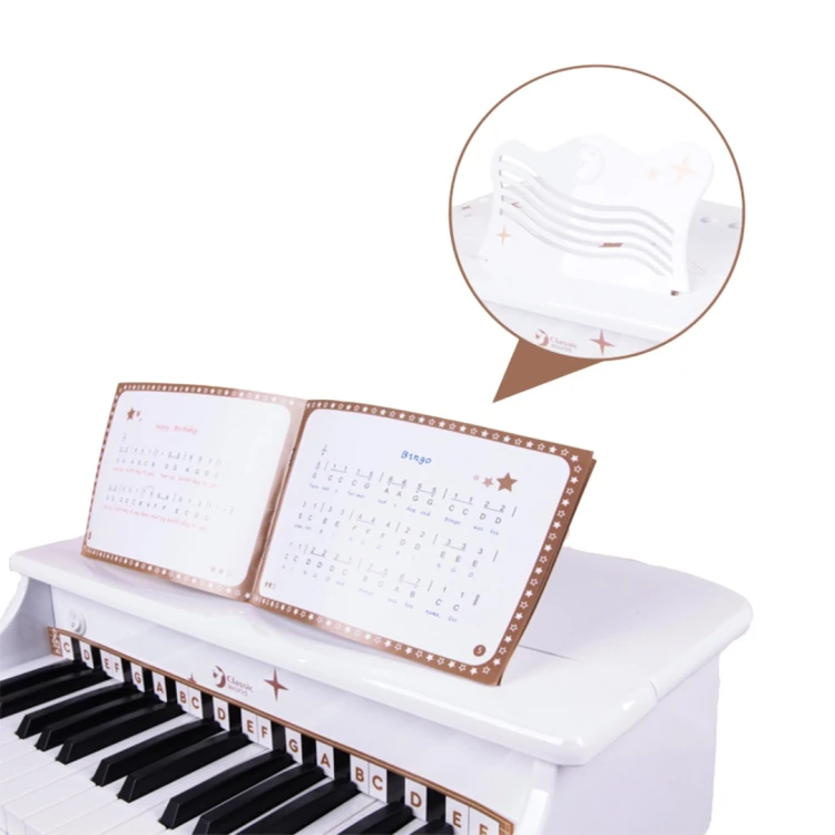 Scena zabawy — dziecko naciska klawisz i uczy się melodii z książeczką do pianina CLASSIC WORLD