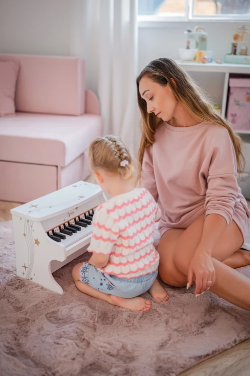 Widok od góry na klawiaturę i panel ozdobny pianina CLASSIC WORLD — detale drewna i lakieru