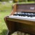 Boczny profil pianina klasycznego CLASSIC WORLD — widoczne wykończenie obudowy i ergonomia klawiatury