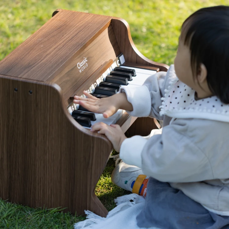 Detale lakieru i słoje drewna na obudowie pianina — zbliżenie na craftsmanship instrumentu CLASSIC WORLD