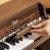 Pianino CLASSIC WORLD widziane z góry — układ klawiszy i książeczka do nauki ustawiona obok