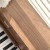Nogi i mocowanie pianina CLASSIC WORLD — stabilna konstrukcja drewnianego instrumentu widoczna z boku
