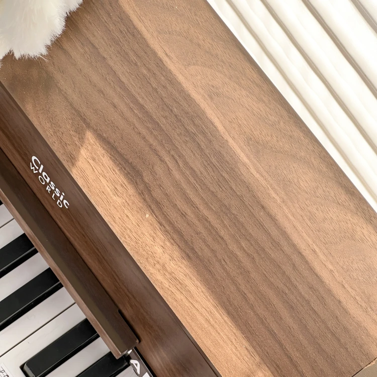 Nogi i mocowanie pianina CLASSIC WORLD — stabilna konstrukcja drewnianego instrumentu widoczna z boku