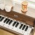 Pianino CLASSIC WORLD obok dziecka — pokaz skali i ergonomii instrumentu dla najmłodszych użytkowników