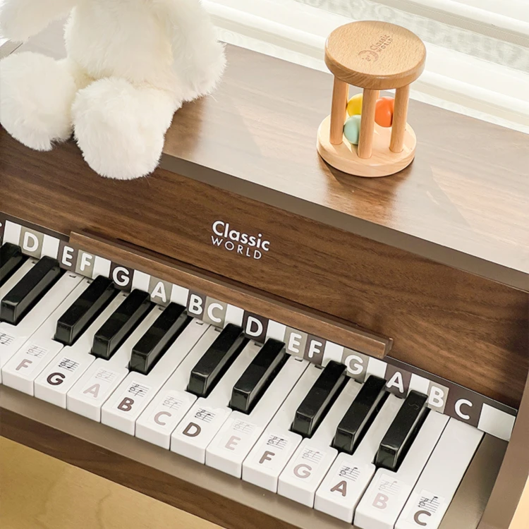 Pianino CLASSIC WORLD obok dziecka — pokaz skali i ergonomii instrumentu dla najmłodszych użytkowników