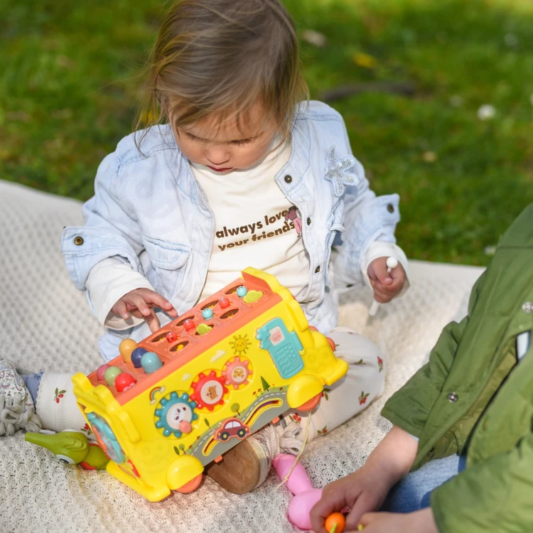 Widok boczny autobusu z otwartą kabiną i schowkiem na elementy — moduły Montessori do eksploracji WOOPIE BABY