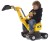Zabawna scena: dziecko na jeździku Koparka Rolly Toys RollyDigger CAT na trawie, uchwyt i pedały widoczne