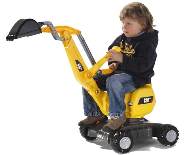 Zabawna scena: dziecko na jeździku Koparka Rolly Toys RollyDigger CAT na trawie, uchwyt i pedały widoczne