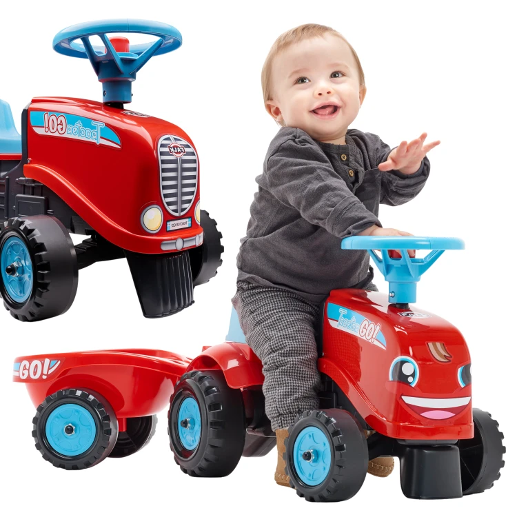 Jeździk Traktor Go! FALK z przyczepą w czerwieni — widok trzy czwarte ukazujący przód, boki i detale