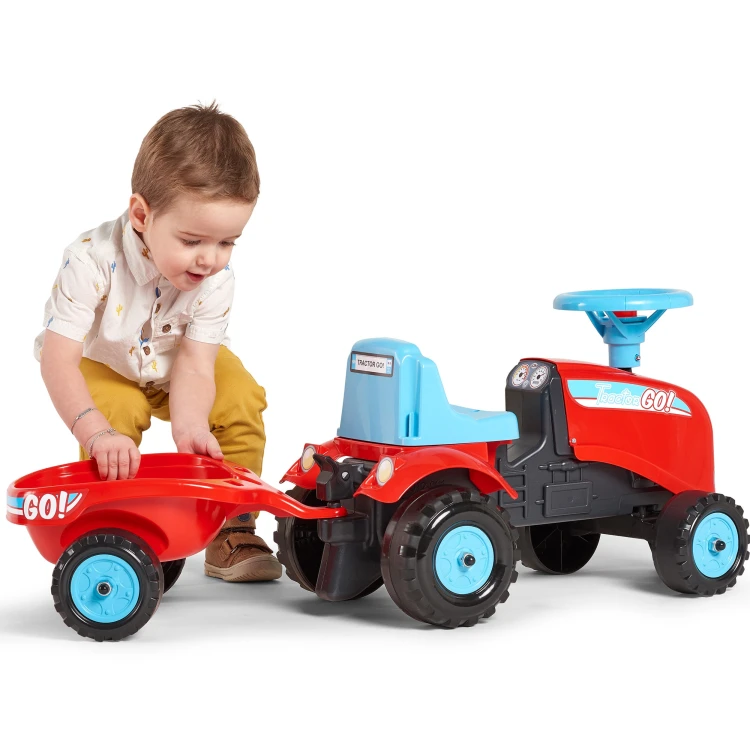 Dziecko 1-3 lat korzysta z jeździka Traktor Go! z przyczepą — przykład zabawy i ergonomia siedziska