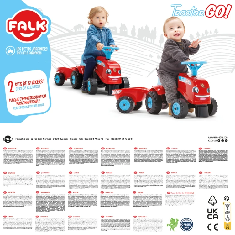 Jeździk Traktor Go! FALK ustawiony w ogrodzie — scena zabawy, dziecko z przyczepą i naturalne otoczenie