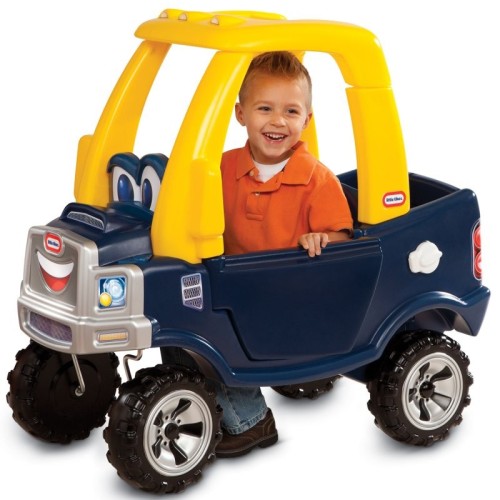 Detal konsoli z kierownicą i schowkiem jeździka Cozy Truck Little Tikes, widok z góry