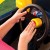 Profil boczny jeździka Cozy Truck Little Tikes — widoczny bagażnik na zabawki i koła