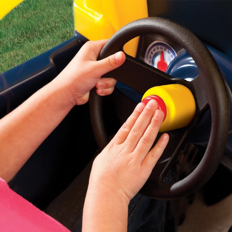 Profil boczny jeździka Cozy Truck Little Tikes — widoczny bagażnik na zabawki i koła