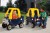 Widok z góry na siedzisko i podnóżek jeździka Cozy Truck Little Tikes — detal mocowań