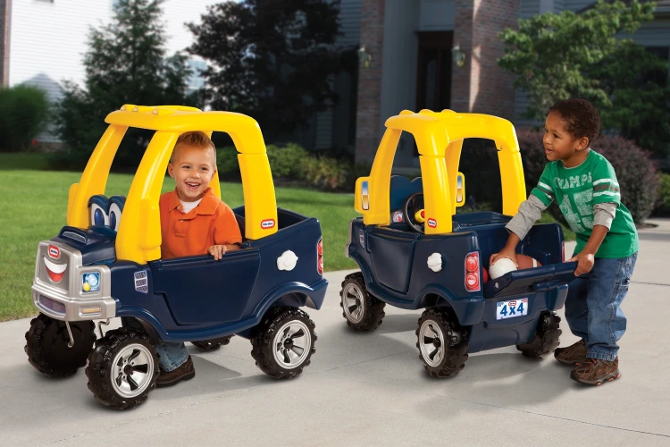 Widok z góry na siedzisko i podnóżek jeździka Cozy Truck Little Tikes — detal mocowań