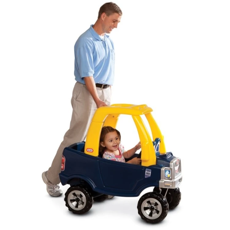 Zbliżenie na logo Little Tikes i kolorowe detale karoserii jeździka Cozy Truck pick up