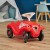 Detal kół jeździka Bobby Car Classic — widoczna konstrukcja kół i sposób mocowania osi