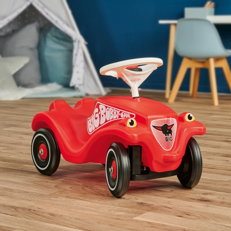 Detal kół jeździka Bobby Car Classic — widoczna konstrukcja kół i sposób mocowania osi