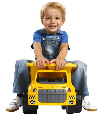 Siedzisko i przestrzeń pod nim jeździka Maxi Truck 54 — ujęcie z bliska