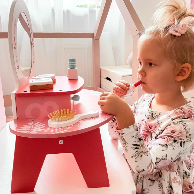 Zbliżenie na uchwyty i detale szuflad toaletki TOOKY TOY — różowe i drewniane elementy
