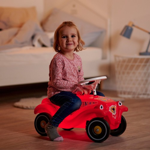 Profil jeździka BIG Bobby Car — kąt boczny ukazujący ergonomiczne siedzisko i linie nadwozia