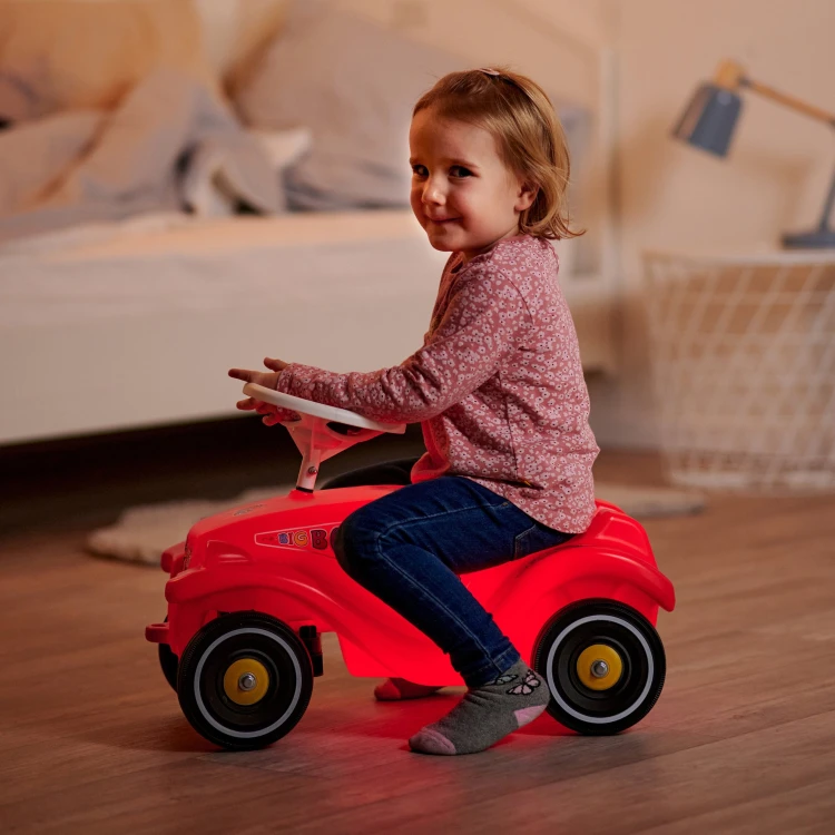 Podstawowe kółka i ich mocowanie w jeździku Bobby Car BIG — zbliżenie mechanizmu jezdnego