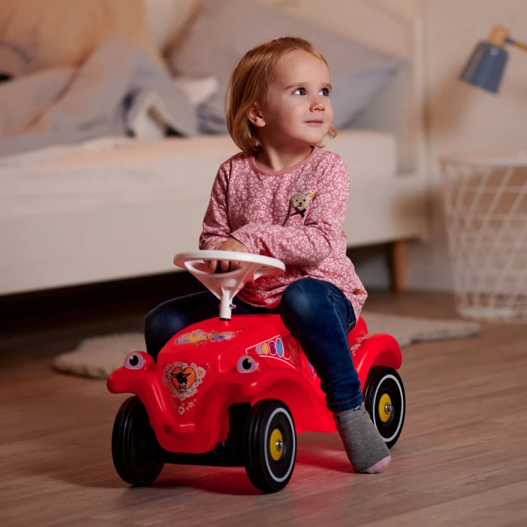Siedzisko jeździka BIG Bobby Car — otwór pod siedziskiem i ergonomiczny profil do komfortu zabawy