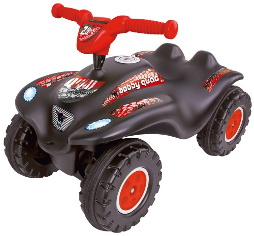 Jeździk Bobby Quad Racing BIG w czarnym kolorze — widok trzyczwarte z przodu z detalami nadwozia