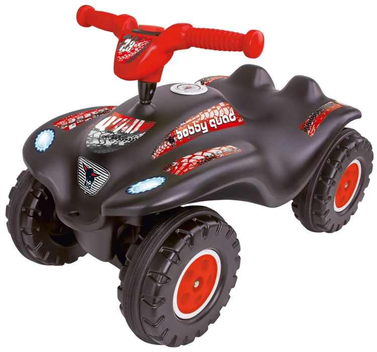 Jeździk Bobby Quad Racing BIG w czarnym kolorze — widok trzyczwarte z przodu z detalami nadwozia