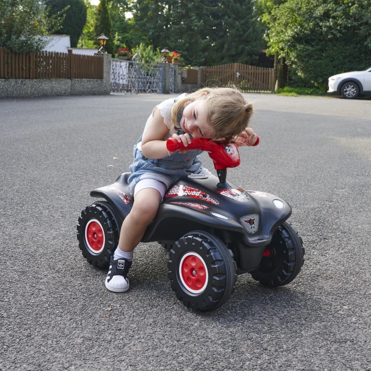 Zbliżenie kierownicy i kokpitu jeździka Bobby Quad Racing BIG — detale sterowania i wygodny uchwyt
