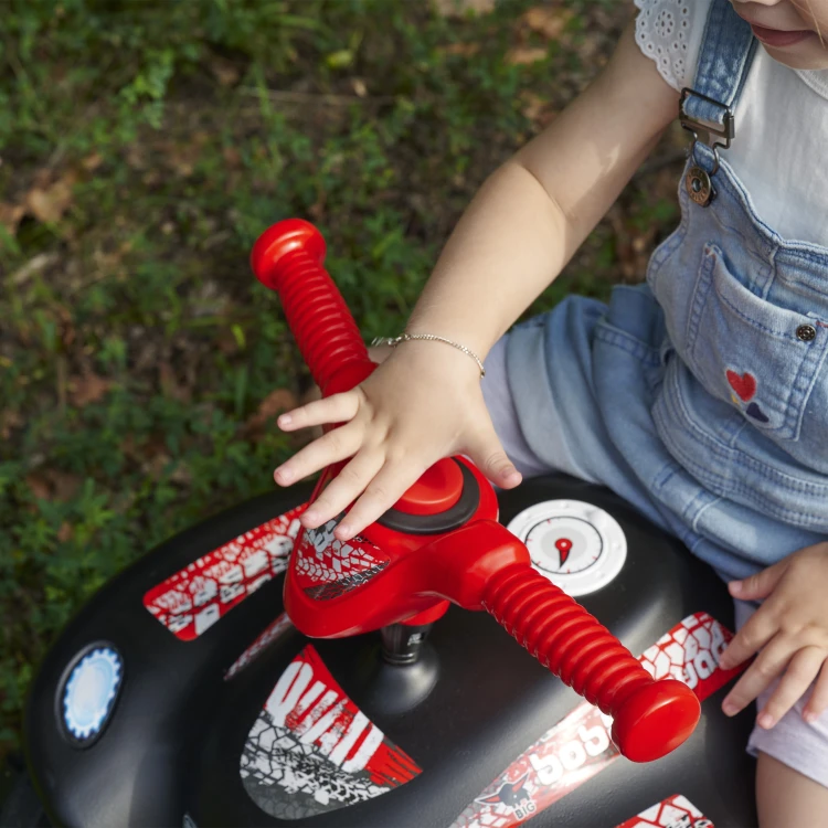 Przednie koła jeździka Bobby — widok detalu kół i mocowań w wariancie Quad Racing marki BIG