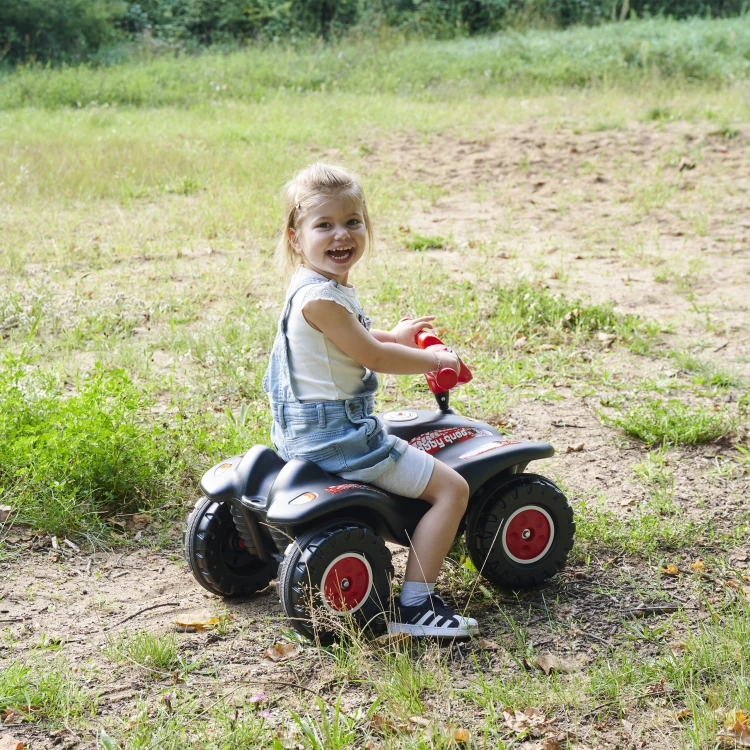 Widok z tyłu jeździka Quad Racing BIG Bobby — tylna linia nadwozia i elementy konstrukcyjne w czerni