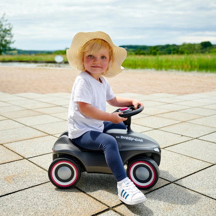 Bok jeżdzika BIG Bobby Car Neo — profil kół, linia nadwozia i uchwyty do prowadzenia
