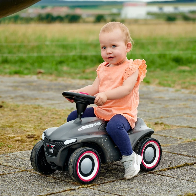 Tylny widok jeździka Bobby Car Neo Anthrazit BIG — widoczny uchwyt i linia tylnej części
