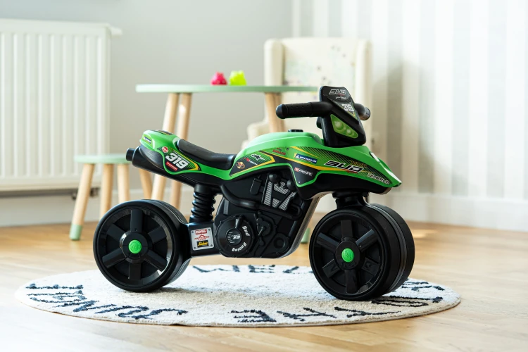 Widok z góry na kierownicę i panel jeździka FALK Racing — detal przycisków i kształt rączek