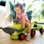 Zbliżenie na ładowarkę Claas — łyżka i mechanizm unoszenia traktorka, widoczne elementy montażowe