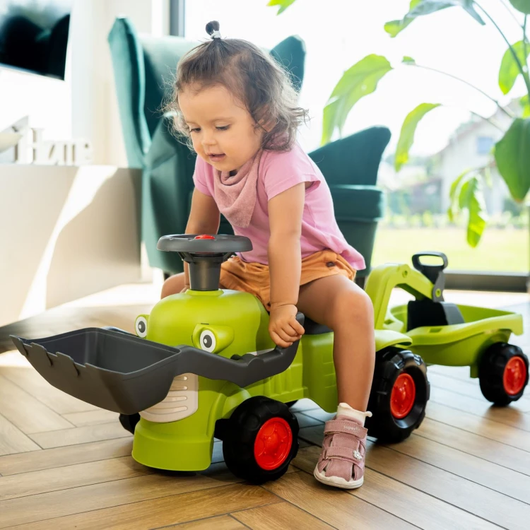 Zbliżenie na ładowarkę Claas — łyżka i mechanizm unoszenia traktorka, widoczne elementy montażowe