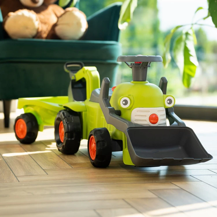 Funkcja odchylanej przyczepki traktorka — zdjęcie pokazuje sposób załadunku i mechanizm wywrotu
