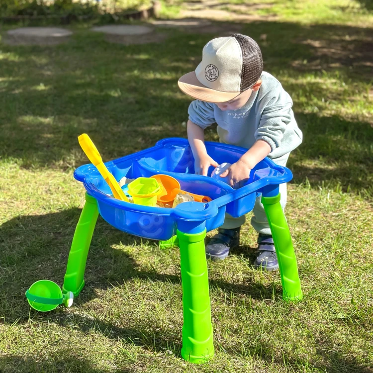 Widok z boku WOOPIE Stolik Wodny 2w1 — rozłożona piaskownica i ergonomiczny profil boczny mebla zabawowego