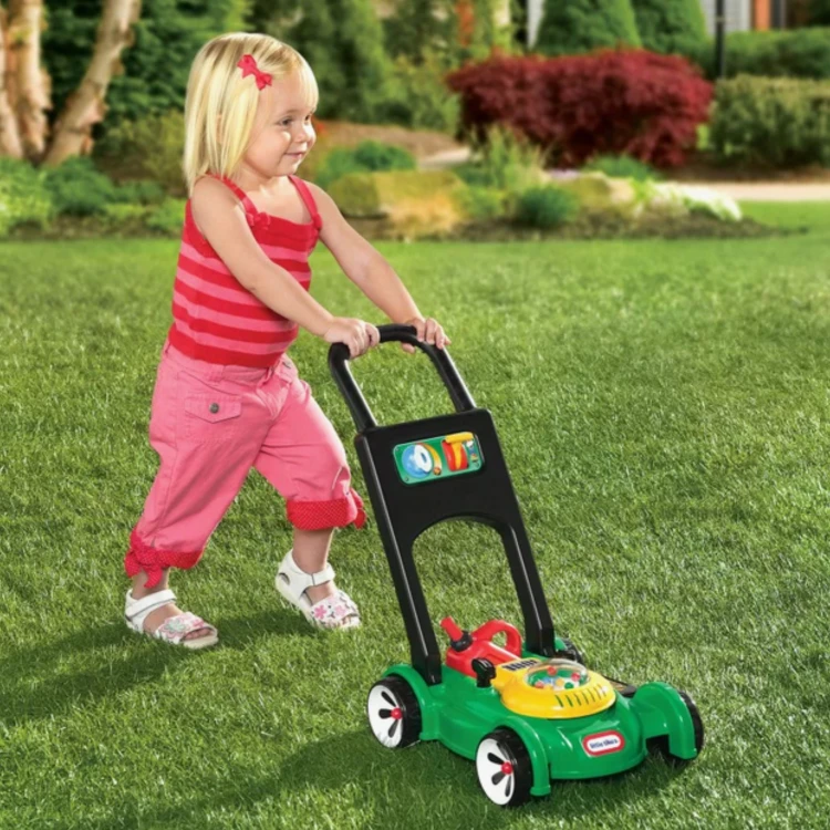 Widok z przodu kosiarki Little Tikes — korpus w jaskrawych kolorach i przednie koła