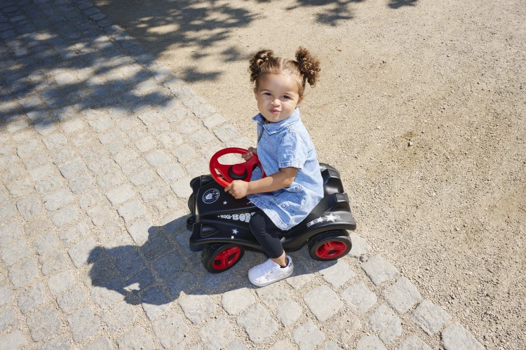 Ujęcie od spodu jeździka BIG Bobby Car — widoczne mocowania kół i struktura podwozia.
