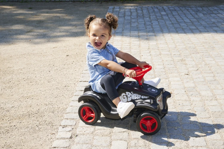 Tylny widok jeździka BIG Bobby Car — sylwetka z tyłu, tylne koła i miejsce montażu osi.