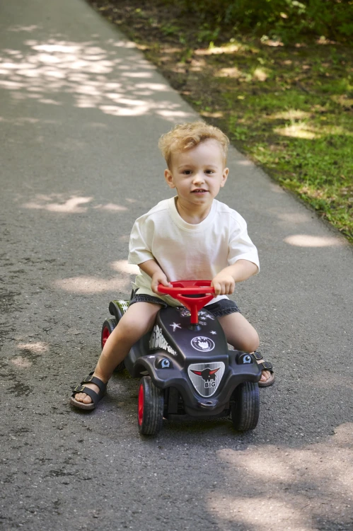 Ujęcie detaliczne stopki i krawędzi siedzenia jeździka Bobby Car — widoczne wykończenie i łączenia plastiku.