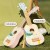 Detal główki ukulele CLASSIC WORLD z kluczami strojącymi i wyraźnie widocznymi strunami na neutralnym tle