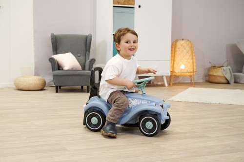 Zbliżenie przednich kół jeździka Bobby Car BIG — widoczna oś i profil bieżnika dla stabilności