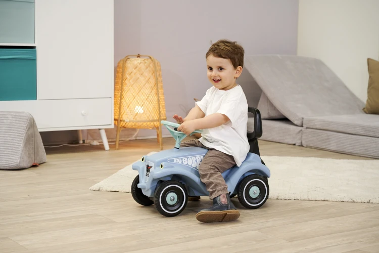 Detal kierownicy i klaksonu na jeździku BIG — ergonomiczny uchwyt dla małych rączek