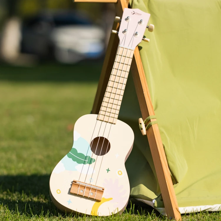 Ujęcie gry — dziecko trzyma drewniane ukulele CLASSIC WORLD, naturalna perspektywa pokazująca sposób trzymania