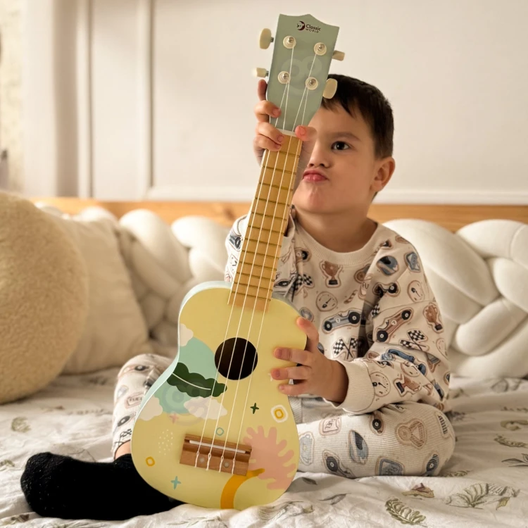 Zbliżenie na podstrunnicę i progi ukulele CLASSIC WORLD, widoczna struktura drewna oraz rozmieszczenie progów